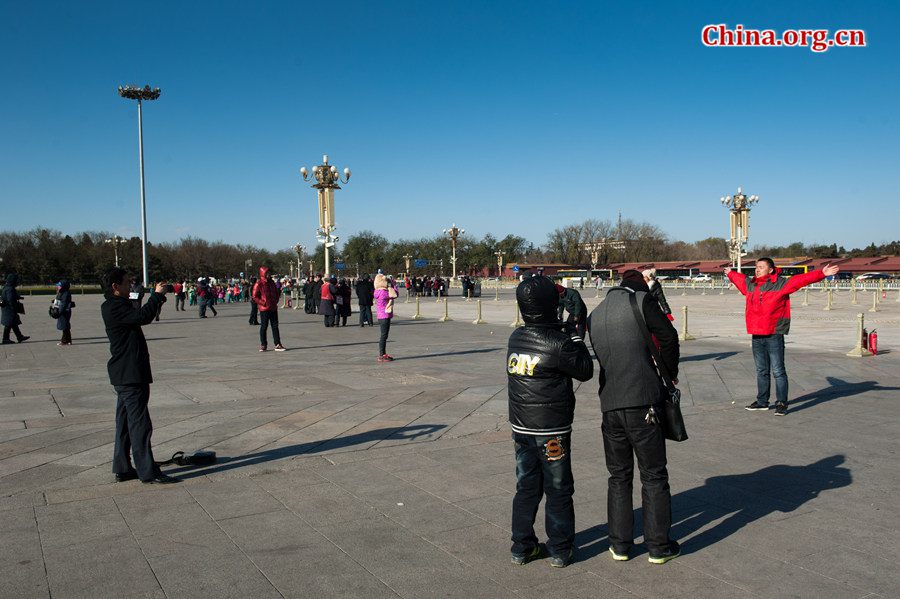 A strong cold snap that swept north China on Wednesday has brought down Beijing's temperature to below freezing point, sending the city into the depth of winter. The strong wind has completely dispersed the smog that used to hover above the Chinese capital. [Photo by Chen Boyuan / China.org.cn]