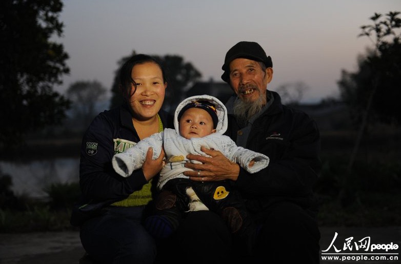 A 27-year-old Chinese woman got married to a man 45 years older than her [photo/ people.com.cn]