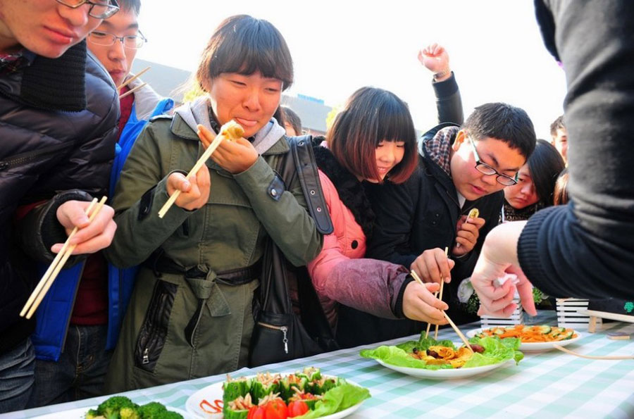 12月1日，华中农业大学举行了一场昆虫宴，数百学子前来尝鲜，50余斤昆虫被“一扫而光”。活动主办方介绍，举行这场宴会并非是为了美食，而是通过这种方式让更多人学会正确认识昆虫。