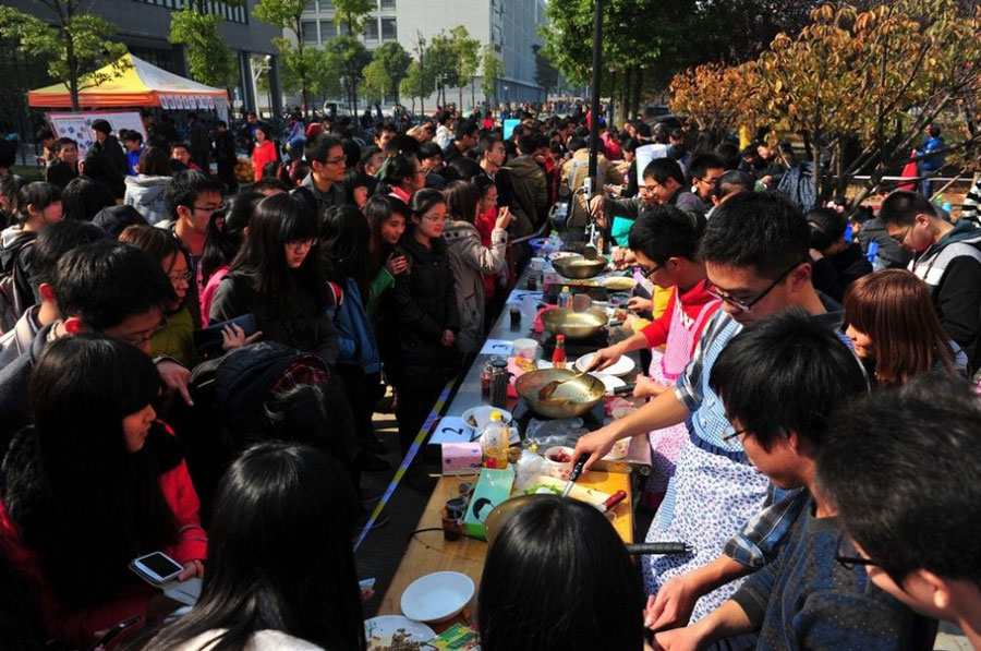 12月1日，华中农业大学举行了一场昆虫宴，数百学子前来尝鲜，50余斤昆虫被“一扫而光”。活动主办方介绍，举行这场宴会并非是为了美食，而是通过这种方式让更多人学会正确认识昆虫。