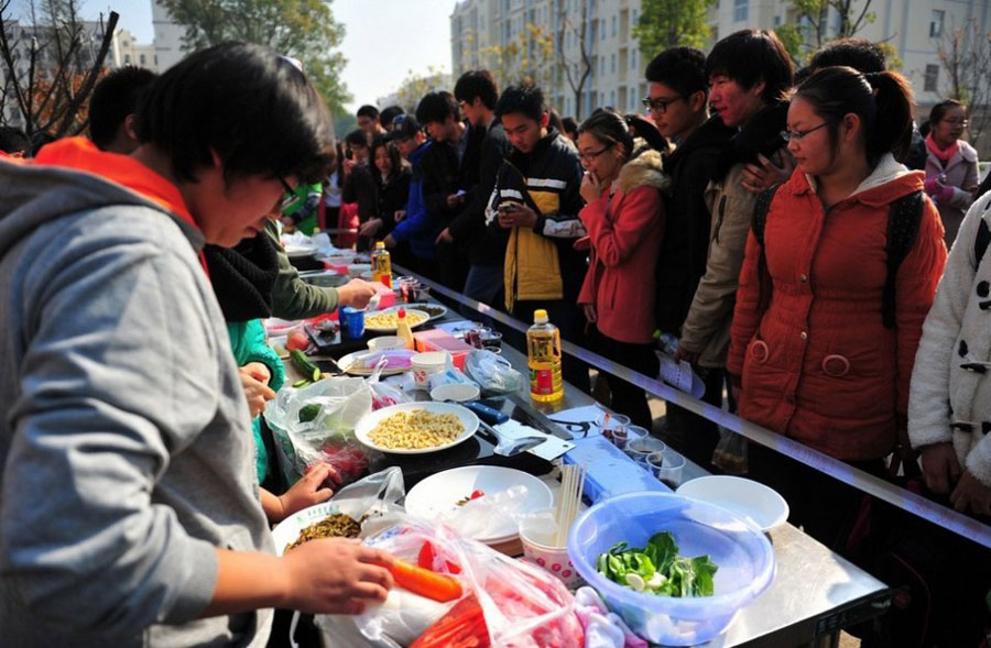 12月1日，华中农业大学举行了一场昆虫宴，数百学子前来尝鲜，50余斤昆虫被“一扫而光”。活动主办方介绍，举行这场宴会并非是为了美食，而是通过这种方式让更多人学会正确认识昆虫。