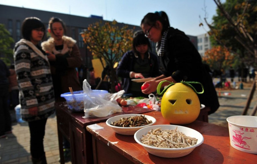 12月1日，华中农业大学举行了一场昆虫宴，数百学子前来尝鲜，50余斤昆虫被“一扫而光”。活动主办方介绍，举行这场宴会并非是为了美食，而是通过这种方式让更多人学会正确认识昆虫。