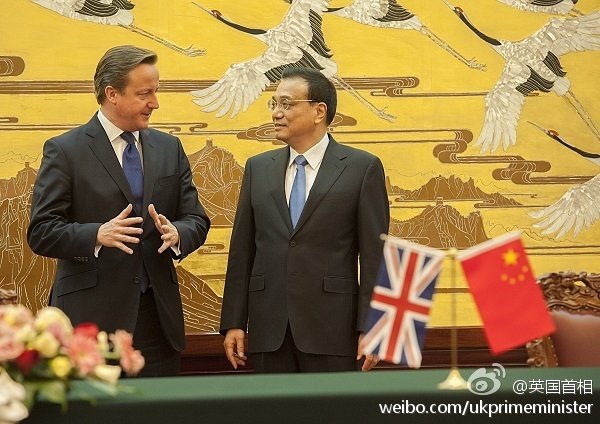 British Prime Minister David Cameron talks with Chinese Premier Li Keqiang before a signing ceremony during his visit to China which started on Dec. 2, 2013. [Photo: Cameron's Weibo page, a Chinese social networking site.] 
