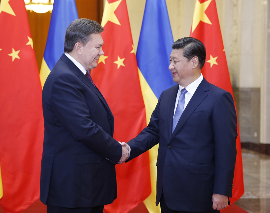 Chinese President Xi Jinping (R) shakes hands with Ukrainian President Viktor Yanukovych before their talks at the Great Hall of the People in Beijing, capital of China, Dec. 5, 2013. 