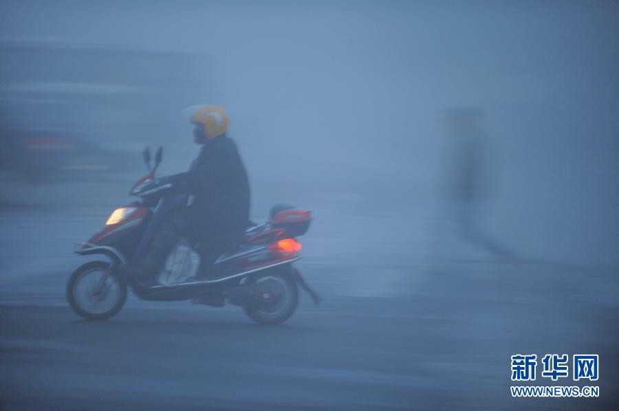 Haze continues to shroud many parts of central, eastern China on Saturday, Dec. 7, 2013. Following a yellow alert for heavy fog at 6:00 a.m. Saturday Beijing Time, the National Meteorological Center (NMC) issued an orange alert for haze four hours later. (Xinhua/Yang Xiaoyuan)