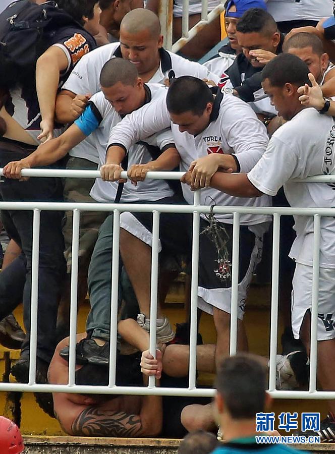 Three people are injured in a brawl at a football match in southern Brazil in a violent end to Brazil's football league season. 