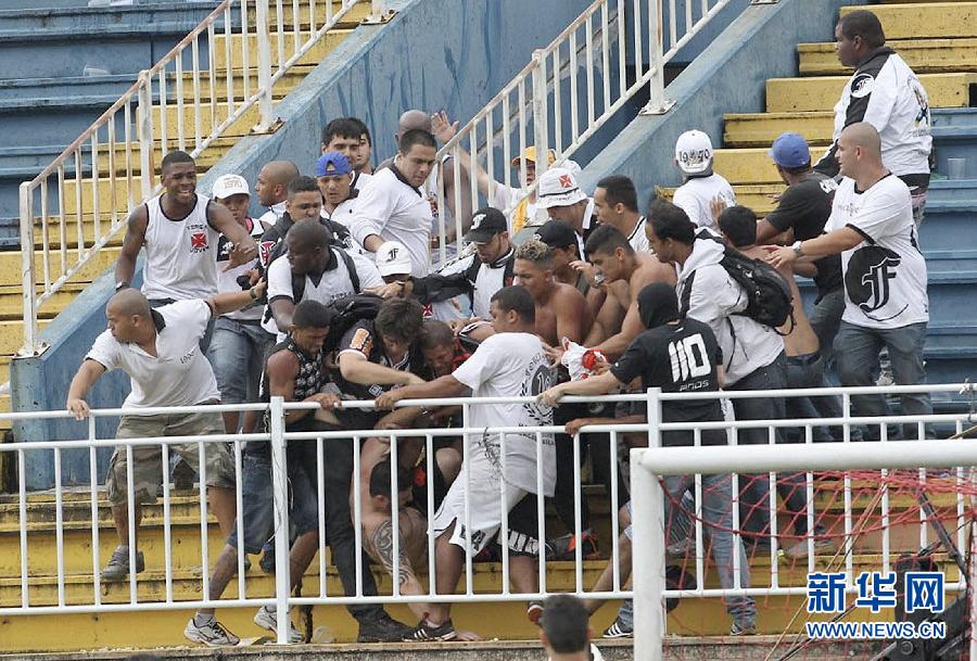 Three people are injured in a brawl at a football match in southern Brazil in a violent end to Brazil's football league season. 