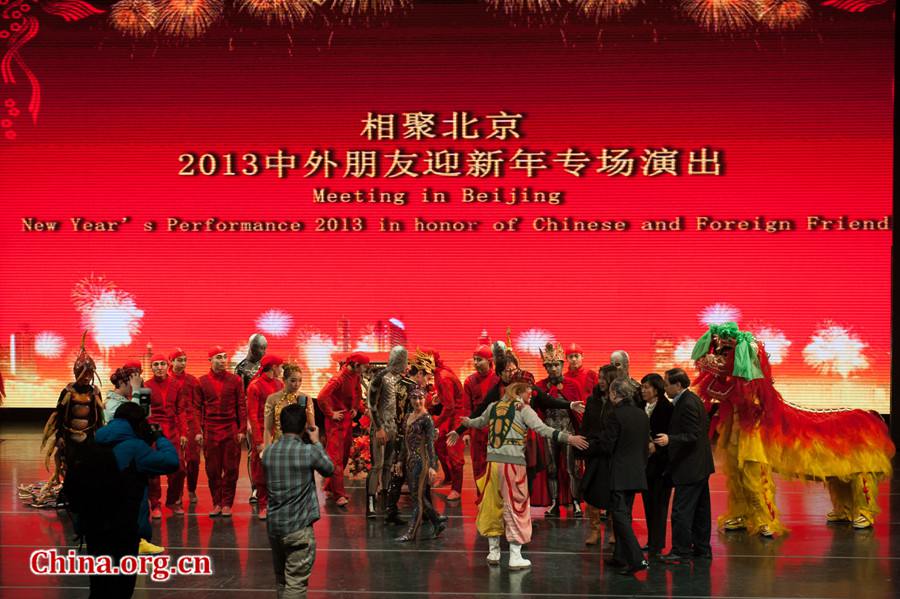 China National Acrobatic Troup gives a New Year performance to foreign diplomats and state-employed foreign experts and expats working in Beijing on Thursday night, Dec. 12, 2013, in Beijing. [Photo / Chen Boyuan / China.org.cn]