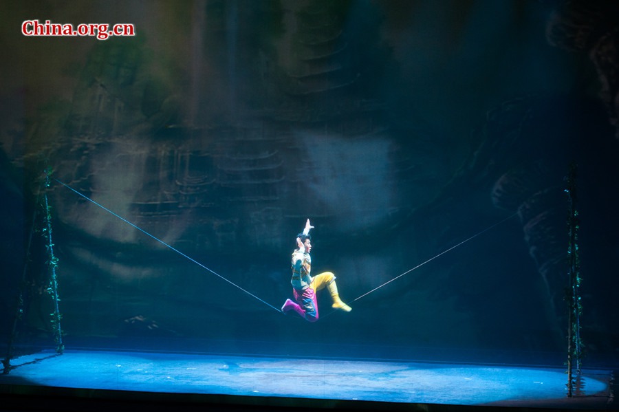 China National Acrobatic Troup gives a New Year performance to foreign diplomats and state-employed foreign experts and expats working in Beijing on Thursday night, Dec. 12, 2013, in Beijing. [Photo / Chen Boyuan / China.org.cn]