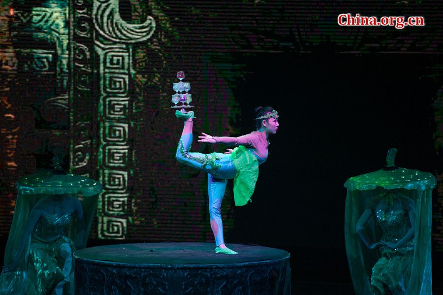 China National Acrobatic Troup gives a New Year performance to foreign diplomats and state-employed foreign experts and expats working in Beijing on Thursday night, Dec. 12, 2013, in Beijing. [Photo / Chen Boyuan / China.org.cn]