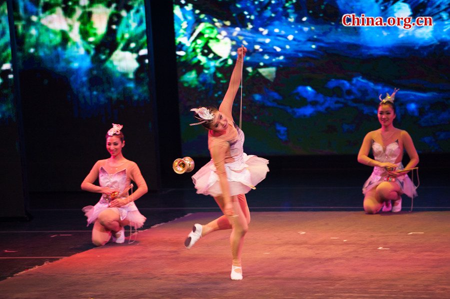 China National Acrobatic Troup gives a New Year performance to foreign diplomats and state-employed foreign experts and expats working in Beijing on Thursday night, Dec. 12, 2013, in Beijing. [Photo / Chen Boyuan / China.org.cn]