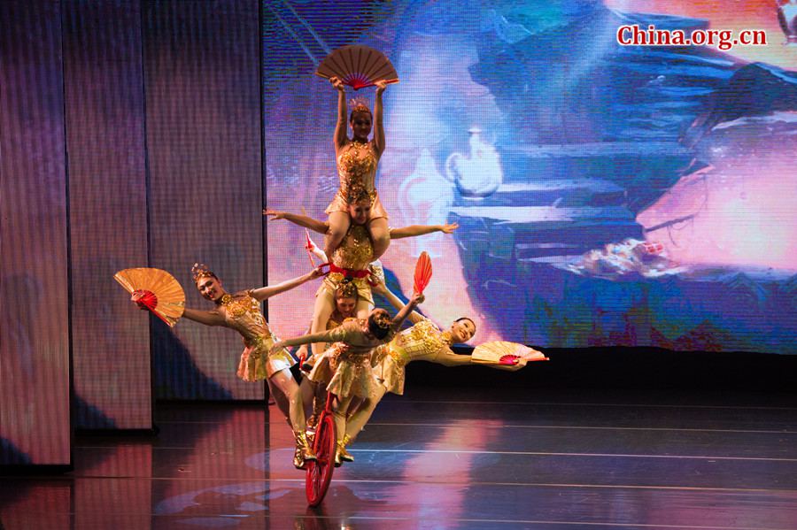 China National Acrobatic Troup gives a New Year performance to foreign diplomats and state-employed foreign experts and expats working in Beijing on Thursday night, Dec. 12, 2013, in Beijing. [Photo / Chen Boyuan / China.org.cn]