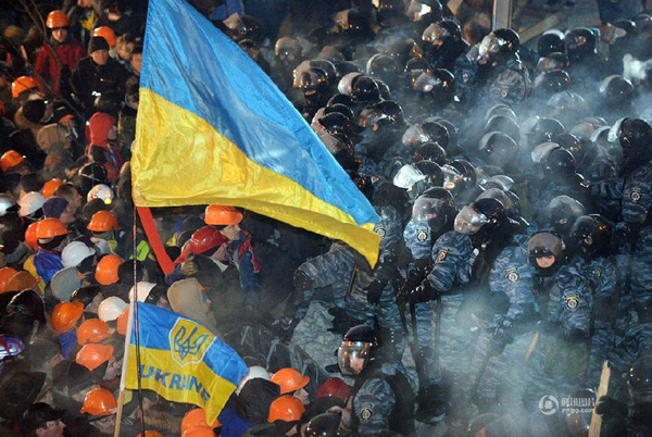 Riot police clash with pro-EU protestors on Independence Square in Kyiv early on December 11, 2013. Anti-riot police and interior ministry special forces moved against the protestors at around 2:00 am (midnight GMT). [Photo: photo.news.cn/gmw.cn]