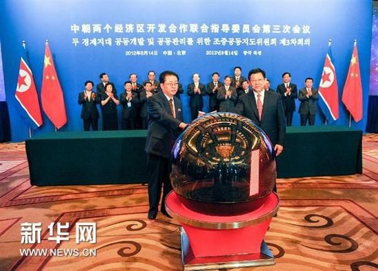 Jang Song-thaek (L) and China’s former Minister of Commerce Chen Deming launched joint projects last August in Beijing. [File photo]