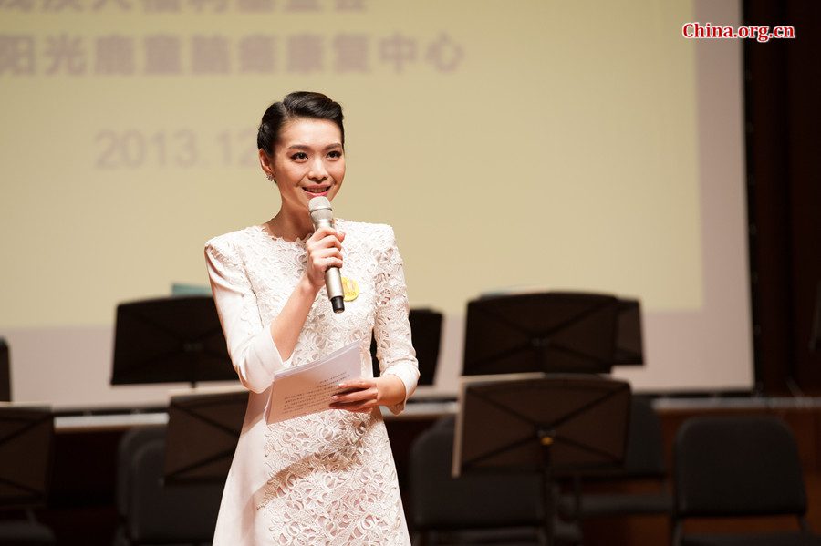 Zhang Likun, better known as Li Kun, a renowned presenter at Beijing Television (BTV), hosts the launching ceremony of DeerKids relief fund on Friday in Beijing. [Photo / Chen Boyuan / China.org.cn]