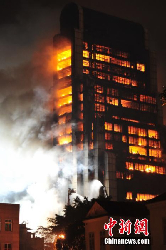 Fire was raging in a high-rise building in downtown Guangzhou, capital of south China's Guangdong Province, on Sunday night. [Photo/Chinanews.com]