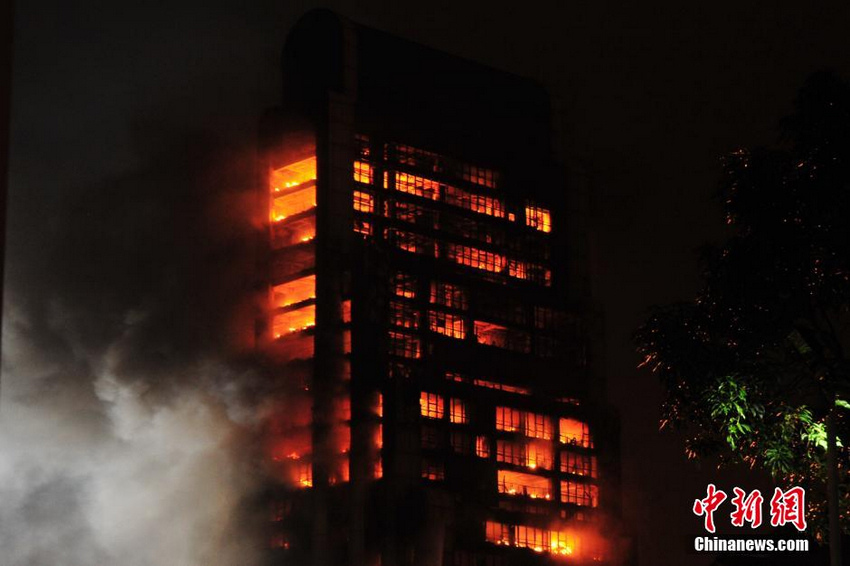 Fire was raging in a high-rise building in downtown Guangzhou, capital of south China's Guangdong Province, on Sunday night. [Photo/Chinanews.com]