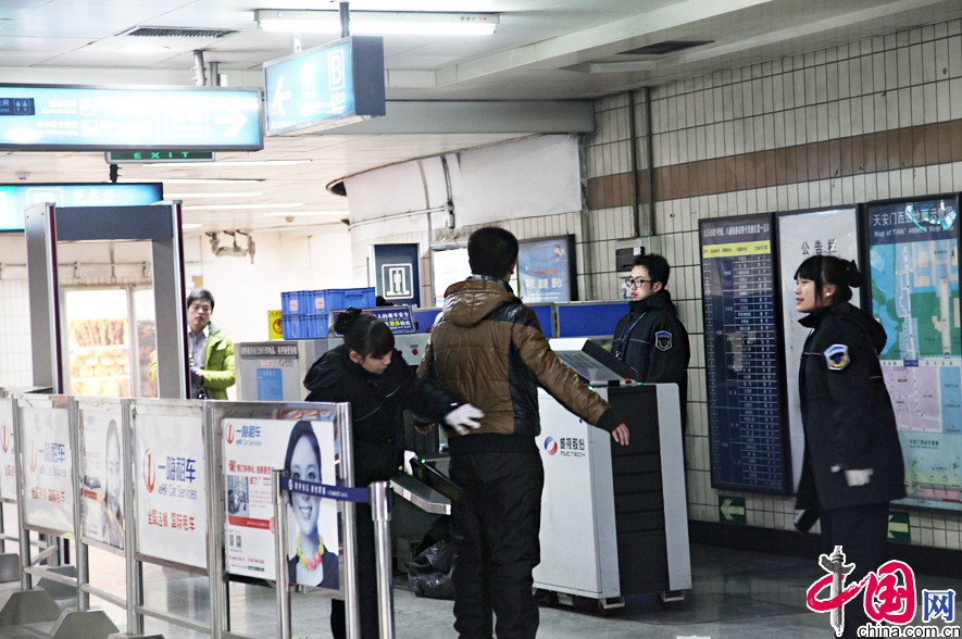 Pilot check facilities have been installed at the two stations around Tian'anmen square as part of the Beijing Municipal Government's plans to strengthen the city's subway security system, China.org.cn reported. 