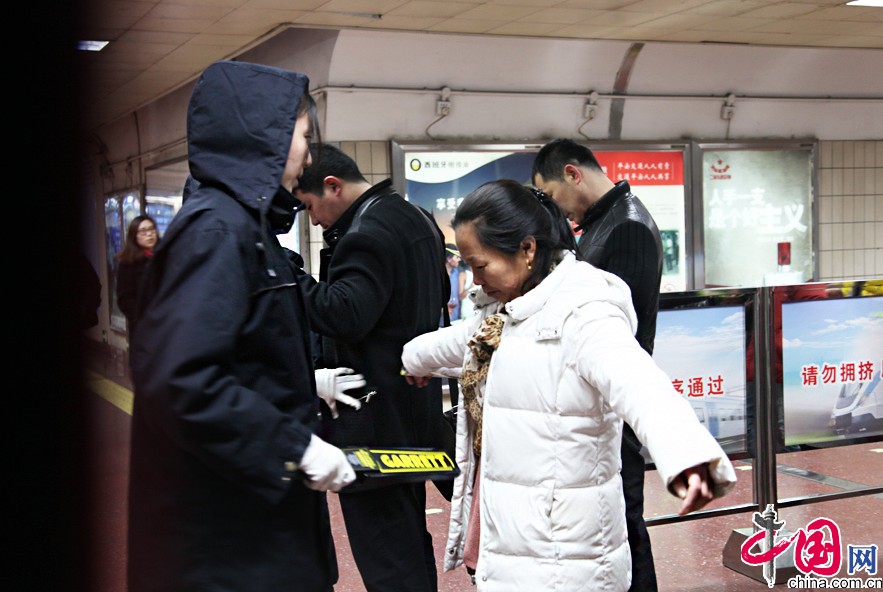 Pilot check facilities have been installed at the two stations around Tian'anmen square as part of the Beijing Municipal Government's plans to strengthen the city's subway security system, China.org.cn reported.