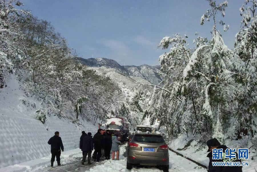 Local people rescue more than 1,400 trapped passengers on a highway stretch in Heqing County, in southwest China's Yunnan Province on Dec. 16, 2013. Snowy weather has battered the province, temporarily shutting down highways and airports, leaving passengers stranded. [Xinhua]