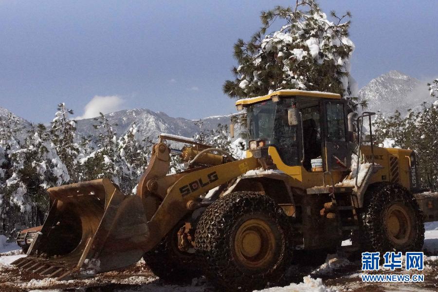 Local people rescue more than 1,400 trapped passengers on a highway stretch in Heqing County, in southwest China's Yunnan Province on Dec. 16, 2013. Snowy weather has battered the province, temporarily shutting down highways and airports, leaving passengers stranded. [Xinhua]