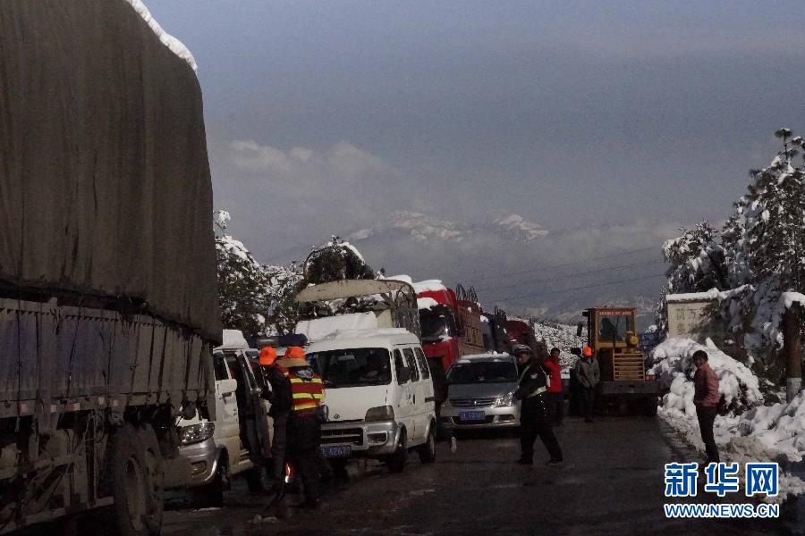 Local people rescue more than 1,400 trapped passengers on a highway stretch in Heqing County, in southwest China's Yunnan Province on Dec. 16, 2013. Snowy weather has battered the province, temporarily shutting down highways and airports, leaving passengers stranded. [Xinhua]