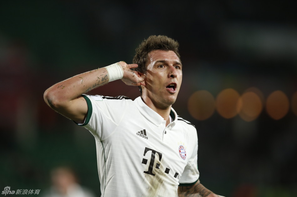 Bayern Munich player Mario Mandzukic celebrates as he expands the lead with a diving-header in the FIFA 2013 Club World Cup semifinal in which the reigning German and European champions ease past Guangzhou Evergrande 3-0, the Asian Champions League winner on Tuesday evening in Morocco. [Photo / Sina]