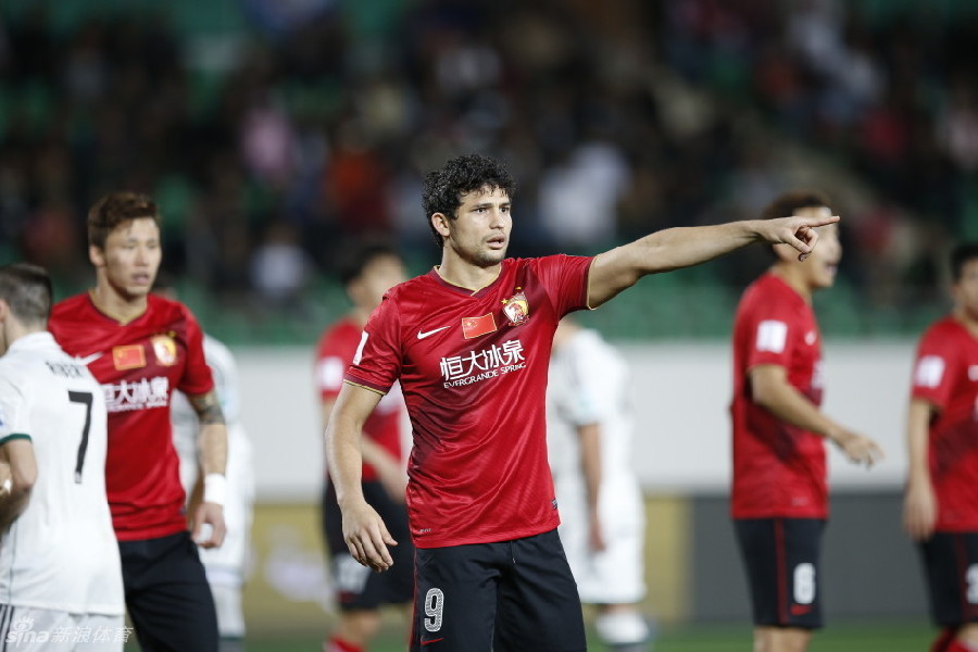 Guangzhou Evergrande player Elkeson deploys defense in the FIFA 2013 Club World Cup semifinal, in which the Asian Champions League winner are thrashed by the reigning German and European champions 0-3, and denied advance into the final on Tuesday evening in Morocco. [Photo / Sina]