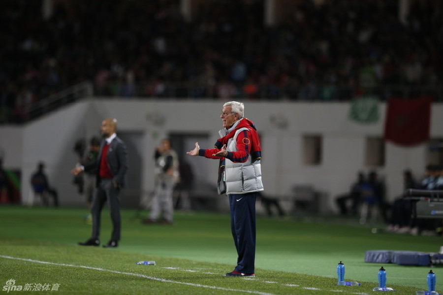 Guangzhou Evergrande&apos;s head coach Marcello Lippi directs his players in the FIFA 2013 Club World Cup semifinal on Tuesday evening in Morocco. The Asian Champions League winner Guangzhou Evergrande were beat 0-3 by the reigning German and European champions. [Photo / Sina]