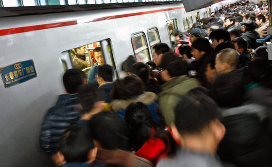 北京地铁1号线高峰期拥挤不堪。[资料图]