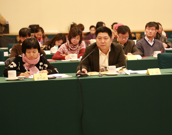 环保部生态司处长王捷（右）在推进会上发言。[中国网 张露露 摄]