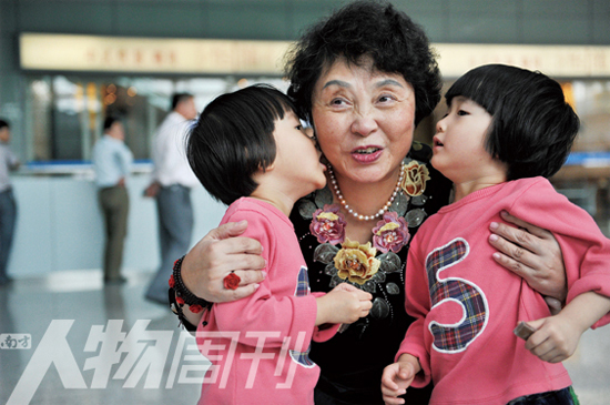 Sheng Hailin became China’s oldest mother of newborns when she delivered twin girls at the age of 60. [Southern People Weekly]