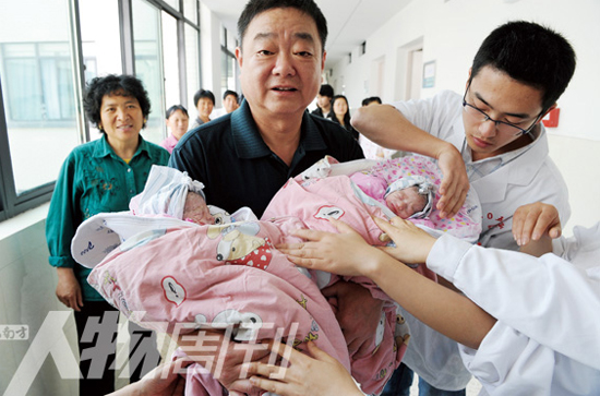 Sheng Hailin became China’s oldest mother of newborns when she delivered twin girls at the age of 60. [Southern People Weekly]