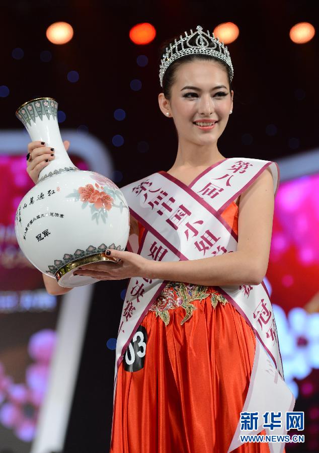 Xinjiang beauty, Mireayi Memet, wins the Miss China crown for 2013 in Fuzhou city on the evening of December 20, defeating more than 50 other hopefuls from across China. [Photo: xinhuanet.com/photo]