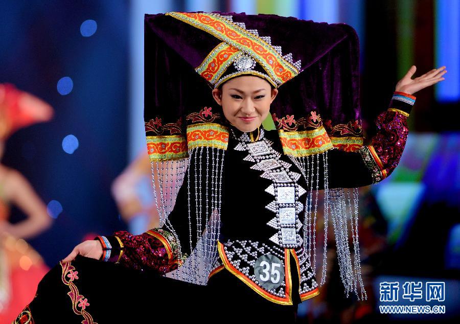 A contestant competes for the Miss China crown for 2013 in Fuzhou city on the evening of December 20. [Photo: xinhuanet.com/photo] 