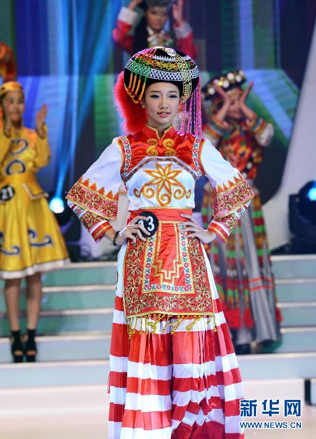 A contestant competes for the Miss China crown for 2013 in Fuzhou city on the evening of December 20. [Photo: xinhuanet.com/photo]