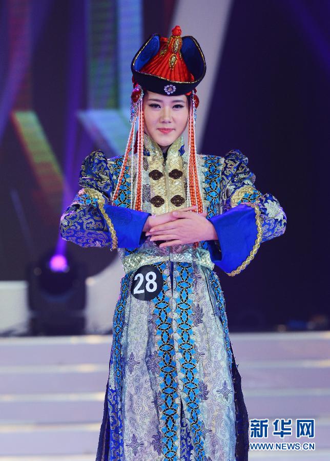 A contestant competes for the Miss China crown for 2013 in Fuzhou city on the evening of December 20. [Photo: xinhuanet.com/photo]