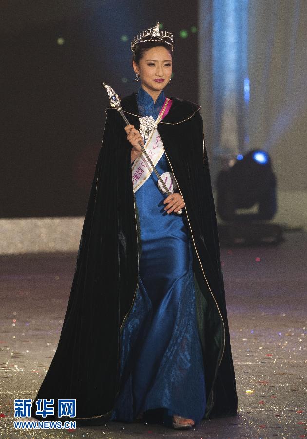 Fang Xingtong crowns Miss Asia 2013 in south China's Hong Kong, Dec. 21, 2013. (Source:Xinhuanet.com)