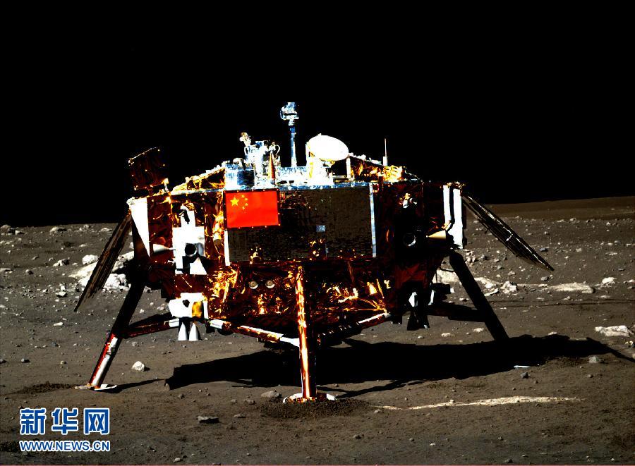 Images transmitted to the ground after the latest photos were captured showed for the first time the national flags on both Yutu and the lander. [photo / Xinhua]