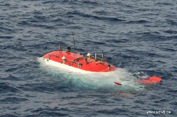 Photo taken on June 17, 2013 shows China's manned deep-sea submersible Jiaolong ermerge from water in the South China Sea, south China.[Xinhua]
