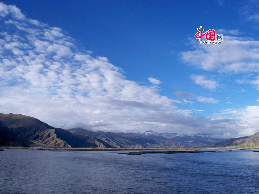 Yamdrok Lake is one of Tibet's three holy lakes, along with Nam Co and Mapam Yum Co. It's the largest freshwater lake at the foot of the Himalayas. The 638-sq-km body of water is situated about 4,441 meters above sea level and is believed to be the woman guardian of Buddhism in Tibet. [China.org.cn]