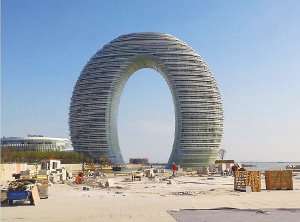 This 'toilet lid' is a seven-star hotel, located in Huzhou, Zhejiang Province.