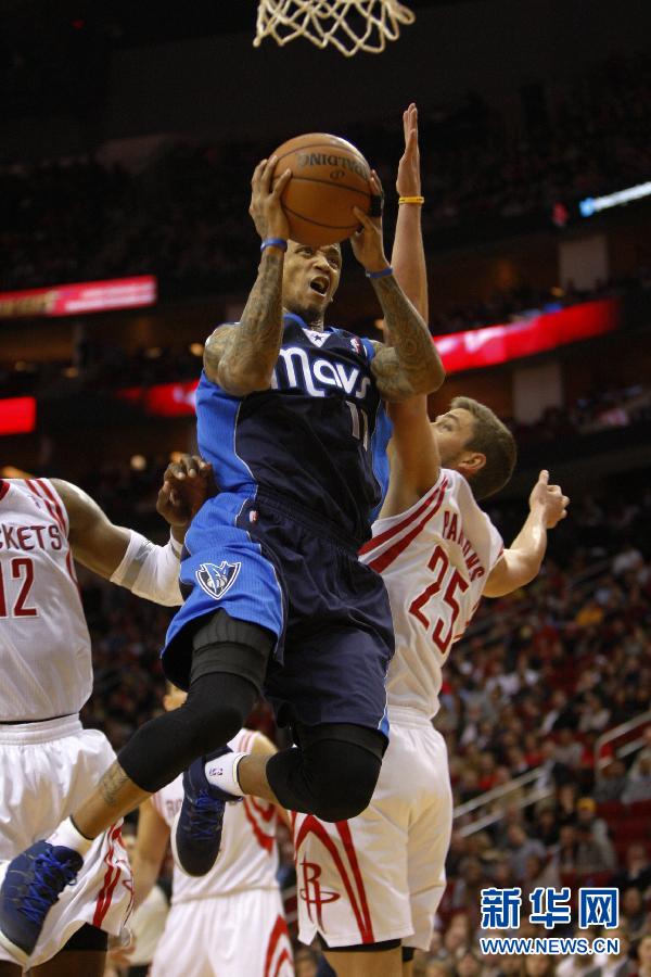 Dirk Nowitzki scored 31 points, including 10 in the fourth quarter, to lead the Mavericks to a 111-104 win over the Houston Rockets on Monday night.