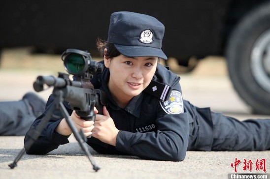 Qingdao special policewomen train