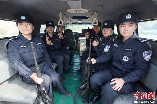 Qingdao special policewomen train