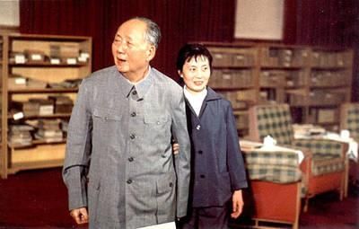 The People's Daily in its Monday edition said that Mao's thought and spirit serve as a lighthouse that directs us toward the great rejuvenation of the Chinese nation. Zhang Yufeng [R] was the personal secretary of Mao Zedong. [photo / gwm.cn]