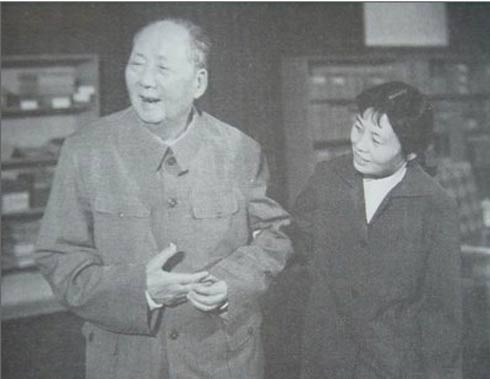 The People's Daily in its Monday edition said that Mao's thought and spirit serve as a lighthouse that directs us toward the great rejuvenation of the Chinese nation. Zhang Yufeng [R] was the personal secretary of Mao Zedong. [photo / gwm.cn]