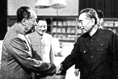 Chairman Mao Zedong shakes hands with Premier Zhou Enlai. [photo / gmw]