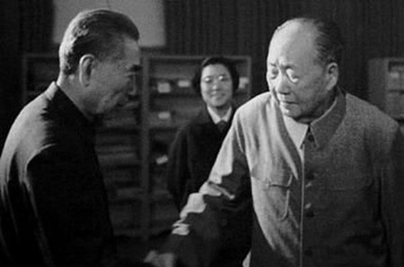 Chairman Mao Zedong shakes hands with Premier Zhou Enlai. [photo / gmw]