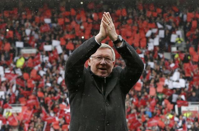 Manchester United manager Alex Ferguson applauds to the crowd while arriving on the pitch at Old Trafford for the last time before retiring, before the English Premier League soccer match against Swansea City at Old Trafford stadium in Manchester, northern England May 12, 2013. Manchester United's Alex Ferguson will collect the Premier league trophy as he takes charge for his final home game before retiring. REUTERS/Phil Noble (BRITAIN - Tags: SPORT SOCCER) FOR EDITORIAL USE ONLY. NOT FOR SALE FOR MARKETING OR ADVERTISING CAMPAIGNS. EDITORIAL USE ONLY. NO USE WITH UNAUTHORIZED AUDIO, VIDEO, DATA, FIXTURE LISTS, CLUB/LEAGUE LOGOS OR 'LIVE' SERVICES. ONLINE IN-MATCH USE LIMITED TO 45 IMAGES, NO VIDEO EMULATION. NO USE IN BETTING, GAMES OR SINGLE CLUB/LEAGUE/PLAYER PUBLICATIONS. 